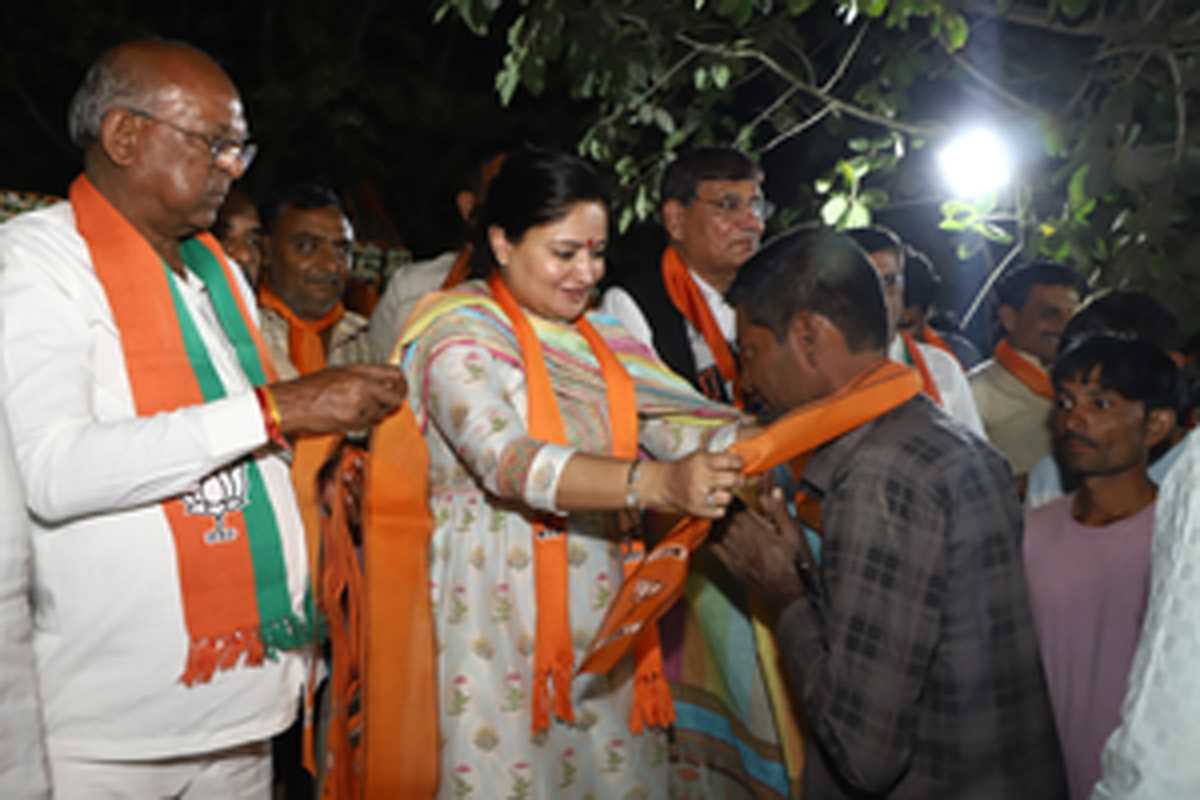 जामनगर की सांसद पूनमबेन मादाम की मौजूदगी में सैकड़ों कांग्रेस नेता बीजेपी में हुए शामिल